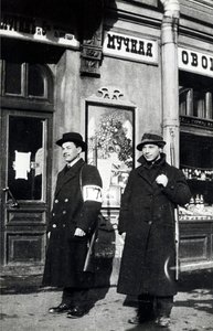 Milicia de la ciudad en Kamennoostrovsky Prospekt en Petrogrado, 1917 de Russian Photographer